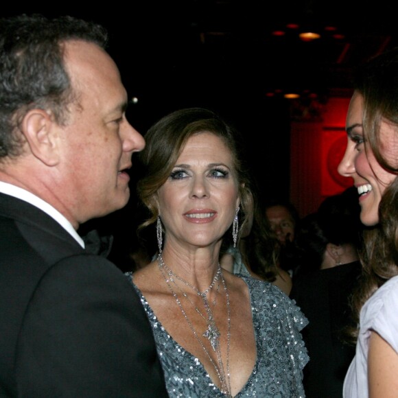 La duchesse Catherine de Cambridge en discussion avec l'acteur Tom Hanks et son épouse Rita Wilson lors du gala de la BAFTA Brits to Watch organisé au Belasco Theatre à Los Angeles le 9 juillet 2011.