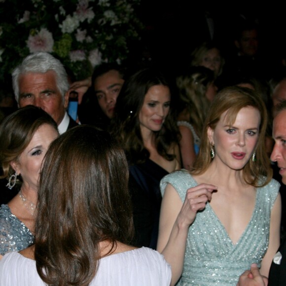La duchesse Catherine de Cambridge et le prince William en discussion avec l'acteur Tom Hanks et son épouse Rita Wilson ainsi que Nicole Kidman lors du gala de la BAFTA Brits to Watch organisé au Belasco Theatre à Los Angeles le 9 juillet 2011.
