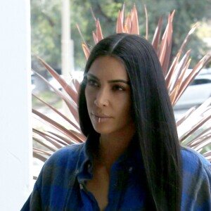 Kim Kardashian à la sortie d'un immeuble à Los Angeles. Elle porte un piercing à la lèvre inférieure. Le 24 janvier 2017