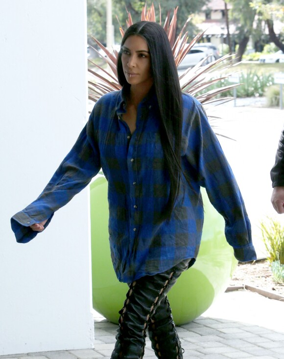 Kim Kardashian à la sortie d'un immeuble à Los Angeles. Elle porte un piercing à la lèvre inférieure. Le 24 janvier 2017