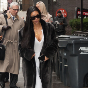 Kim Kardashian marche dans la rue à New York, le 17 janvier 2017.