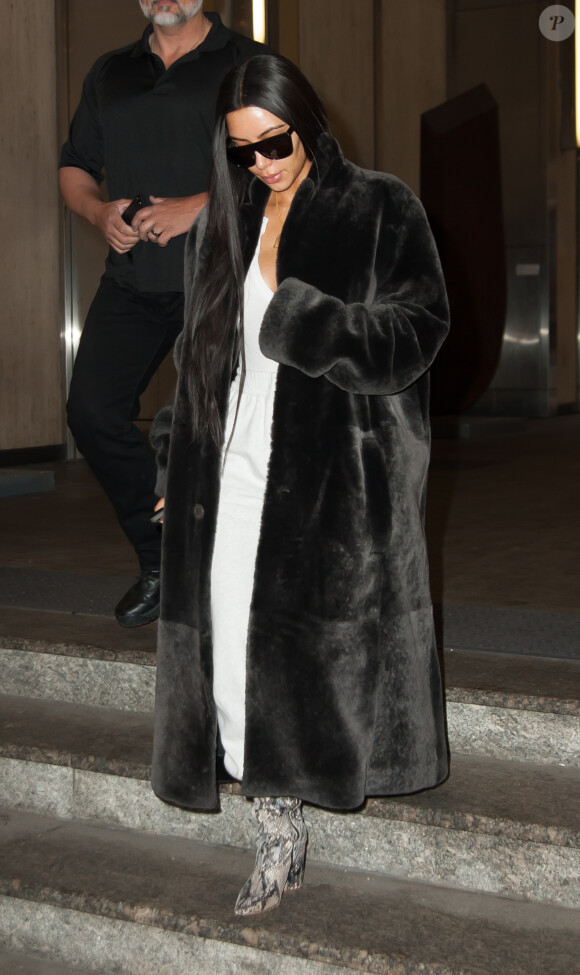 Kim Kardashian marche dans la rue à New York, le 17 janvier 2017.