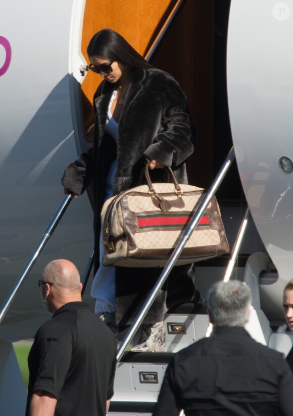 Kim Kardashian arrive en jet privé à Los Angeles. La star est entourée de nombreux gardes du corps. Kim a fait le tour du globe en 48h, de retour de Dubai pour une Master Class maquillage, elle était hier à New York sur le tournage de Ocean's Eight où elle fait une apparition dans le film! Le 17 janvier 2017