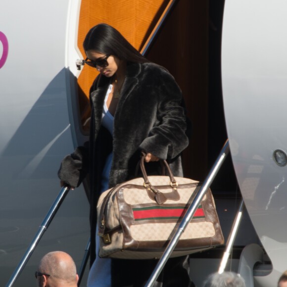 Kim Kardashian arrive en jet privé à Los Angeles. La star est entourée de nombreux gardes du corps. Kim a fait le tour du globe en 48h, de retour de Dubai pour une Master Class maquillage, elle était hier à New York sur le tournage de Ocean's Eight où elle fait une apparition dans le film! Le 17 janvier 2017