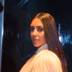 Kim Kardashian porte une robe longue transparente à son arrivée au Metropolitan Museum of Art à New York le 16 janvier 2017.