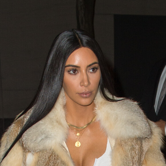 Kim Kardashian se balade dans les rues de New York. La star rentre tout juste de Dubai où elle a assisté à une masterclass de maquillage pour la modique somme de un million de dollars! Celui qui a invité Kim Kardashian pour sa masterclass de maquillage n'est autre que Mario Dedivanovic, le maquilleur des stars. Le jeune homme est très réputé dans le milieu des célébrités et "Kim K" est l'une de ses habituées. Elle lui a même souhaité son anniversaire sur Twitter le 1er octobre dernier. Le 16 janvier 2017