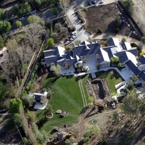 Vues aériennes de la maison de Kanye West et Kim Kardashian encore en chantier depuis de long mois le 18 février 2016 à Los Angeles dans le quartier de Hidden Hills. Le couple star a acquis cette maison pour environ 20 millions de dollars. Ensuite ils ont acheté la villa voisine pour un montant de 3 millions de dollars. Leur projet de rénovation inclus une construction nouvelle qui reste encore inachevé. Les images montrent juste le trou béant qui devait accueillir le projet final. Un véritable domaine mais qui reste encore un projet inachevé. Le délai prévu sera largement dépassé et les travaux seront terminés bien après 2019.