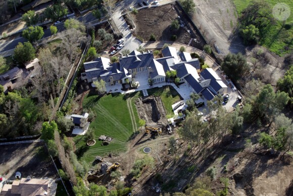 Vues aériennes de la maison de Kanye West et Kim Kardashian encore en chantier depuis de long mois le 18 février 2016 à Los Angeles dans le quartier de Hidden Hills. Le couple star a acquis cette maison pour environ 20 millions de dollars. Ensuite ils ont acheté la villa voisine pour un montant de 3 millions de dollars. Leur projet de rénovation inclus une construction nouvelle qui reste encore inachevé. Les images montrent juste le trou béant qui devait accueillir le projet final. Un véritable domaine mais qui reste encore un projet inachevé. Le délai prévu sera largement dépassé et les travaux seront terminés bien après 2019.