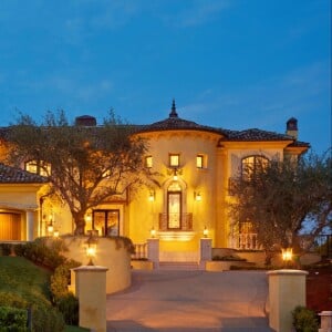 Nouvelle maison de Kanye West et Kim Kardashian a Los Angeles. Le coupe aurait depense 11 millions de dollars pour cette propriete situee a Bel Air. Le 8 janvier 2013