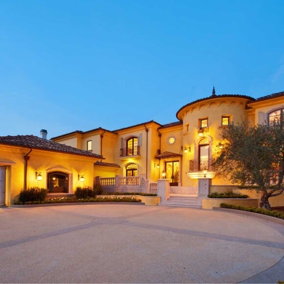 Nouvelle maison de Kanye West et Kim Kardashian a Los Angeles. Le coupe aurait depense 11 millions de dollars pour cette propriete situee a Bel Air. Le 8 janvier 2013