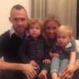 Thomas Buffel et Stéphanie De Buysser posent avec leurs jumeaux Maceo et Fausto sur Instagram.