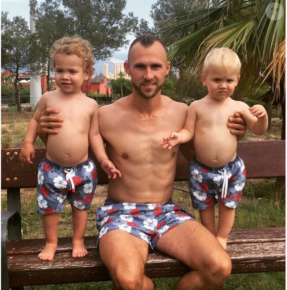 Thomas Buffel pose avec leurs jumeaux Maceo et Fausto sur Instagram.