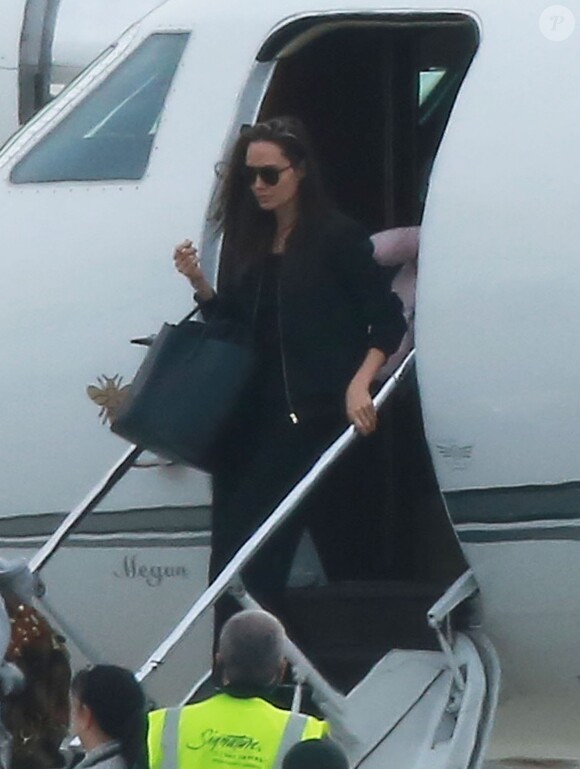 Angelina Jolie et ses enfants Shiloh, Maddox, Pax, Zahara, Vivienne, et Knox arrivent dans un jet privé à Denver après des vacances aux sports d'hiver le 3 janvier 2017.