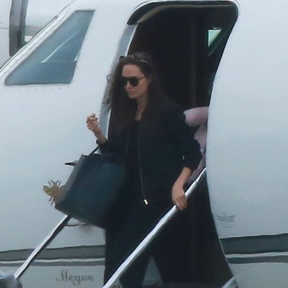 Angelina Jolie et ses enfants Shiloh, Maddox, Pax, Zahara, Vivienne, et Knox arrivent dans un jet privé à Denver après des vacances aux sports d'hiver le 3 janvier 2017.