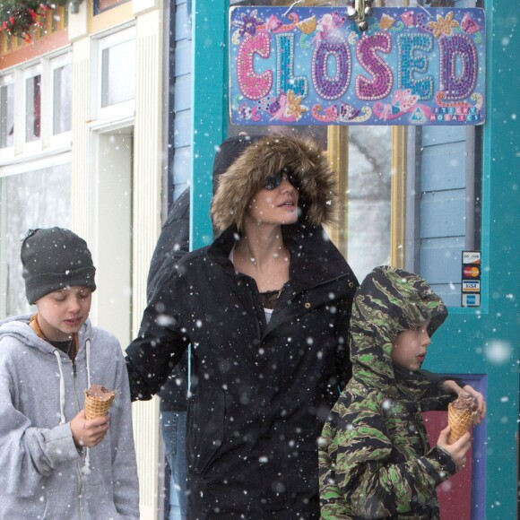 Angelina Jolie emmène ses enfants Shiloh et Knox manger une glace lors de leurs vacances au ski à Crested Butte dans le Colorado, le 2 janvier 2017.