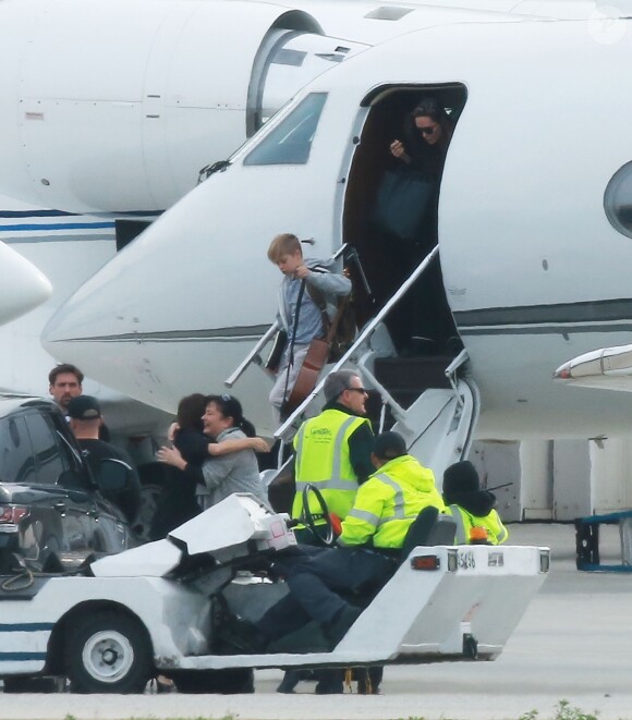 Angelina Jolie et ses enfants Shiloh, Maddox, Pax, Zahara, Vivienne, et Knox arrivent dans un jet privé à Denver après des vacances aux sports d'hiver le 3 janvier 2017.