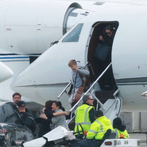 Angelina Jolie et ses enfants Shiloh, Maddox, Pax, Zahara, Vivienne, et Knox arrivent dans un jet privé à Denver après des vacances aux sports d'hiver le 3 janvier 2017.