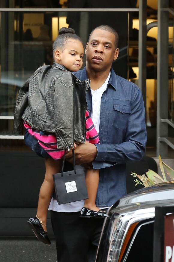 Jay Z avec sa fille Blue Ivy lors d'une virée shopping à Los Angeles le 11 novembre 2014.