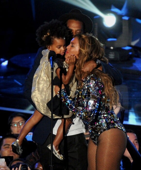 Blue Ivy, Jay Z et Beyonce sur la scène des MTV Video Music Awards, à Los Angeles, le 24 août 2014.