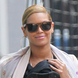 Beyonce Knowles se balade avec sa fille Blue Ivy Carter dans le quartier de Tribeca, à New York, le 13 mars 2012.