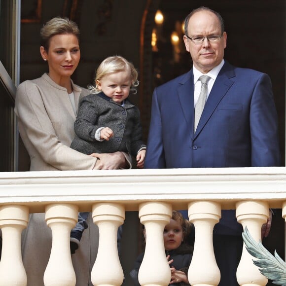 La princesse Charlene et le prince Albert II de Monaco au balcon du palais princier lors de la procession de la fête de sainte Dévote à Monaco le 27 janvier 2017. Le prince Jacques et la princesse Gabriella étaient avec eux. © Jean-Charles Vinaj/Pool restreint Monaco/Bestimage