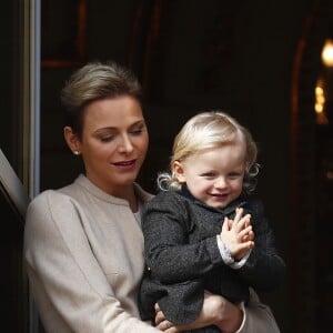 La princesse Charlene et le prince Albert II de Monaco au balcon du palais princier lors de la procession de la fête de sainte Dévote à Monaco le 27 janvier 2017. Le prince Jacques et la princesse Gabriella étaient avec eux. © Jean-Charles Vinaj/Pool restreint Monaco/Bestimage