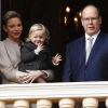 Le prince Jacques est d'un naturel plutôt enthousiaste ! La princesse Charlene et le prince Albert II de Monaco au balcon du palais princier lors de la procession de la fête de sainte Dévote à Monaco le 27 janvier 2017. Le prince Jacques et la princesse Gabriella étaient avec eux. © Jean-Charles Vinaj/Pool restreint Monaco/Bestimage