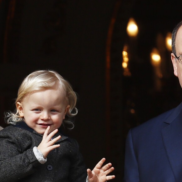 Le prince Jacques est d'un naturel plutôt enthousiaste ! La princesse Charlene et le prince Albert II de Monaco au balcon du palais princier lors de la procession de la fête de sainte Dévote à Monaco le 27 janvier 2017. Le prince Jacques et la princesse Gabriella étaient avec eux. © Jean-Charles Vinaj/Pool restreint Monaco/Bestimage