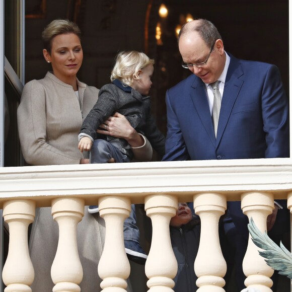 La princesse Charlene et le prince Albert II de Monaco au balcon du palais princier lors de la procession de la fête de sainte Dévote à Monaco le 27 janvier 2017. Le prince Jacques et la princesse Gabriella étaient avec eux. © Jean-Charles Vinaj/Pool restreint Monaco/Bestimage