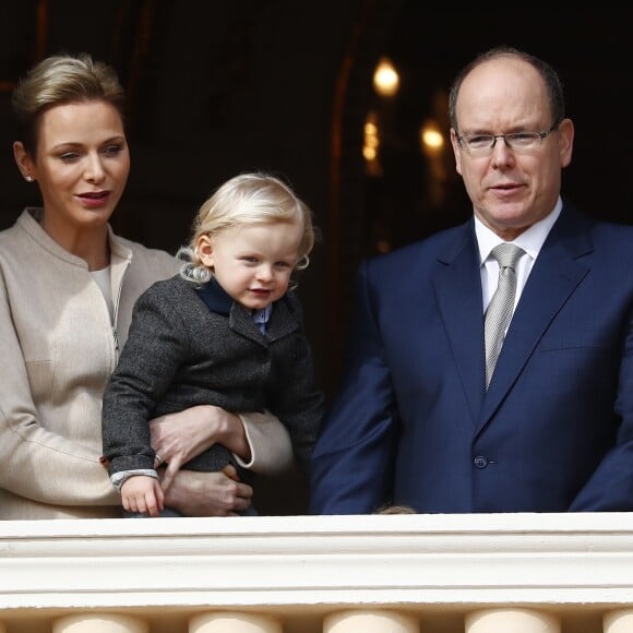 La princesse Charlene et le prince Albert II de Monaco au balcon du palais princier lors de la procession de la fête de sainte Dévote à Monaco le 27 janvier 2017. Le prince Jacques et la princesse Gabriella étaient avec eux. © Jean-Charles Vinaj/Pool restreint Monaco/Bestimage