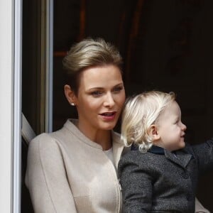 La princesse Charlene et le prince Albert II de Monaco au balcon du palais princier lors de la procession de la fête de sainte Dévote à Monaco le 27 janvier 2017. Le prince Jacques et la princesse Gabriella étaient avec eux. © Jean-Charles Vinaj/Pool restreint Monaco/Bestimage