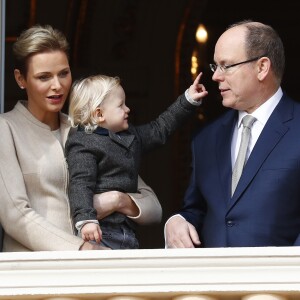 La princesse Charlene et le prince Albert II de Monaco au balcon du palais princier lors de la procession de la fête de sainte Dévote à Monaco le 27 janvier 2017. Le prince Jacques et la princesse Gabriella étaient avec eux. © Jean-Charles Vinaj/Pool restreint Monaco/Bestimage