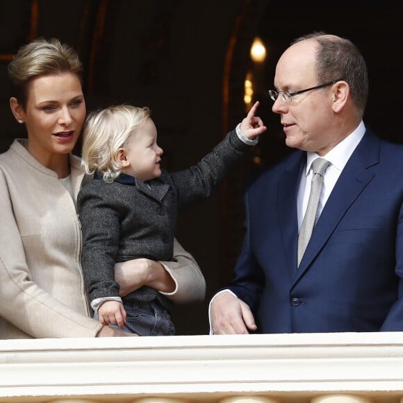 La princesse Charlene et le prince Albert II de Monaco au balcon du palais princier lors de la procession de la fête de sainte Dévote à Monaco le 27 janvier 2017. Le prince Jacques et la princesse Gabriella étaient avec eux. © Jean-Charles Vinaj/Pool restreint Monaco/Bestimage