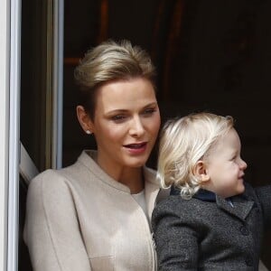 La princesse Charlene et le prince Albert II de Monaco au balcon du palais princier lors de la procession de la fête de sainte Dévote à Monaco le 27 janvier 2017. Le prince Jacques et la princesse Gabriella étaient avec eux. © Jean-Charles Vinaj/Pool restreint Monaco/Bestimage