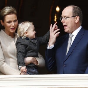 La princesse Charlene et le prince Albert II de Monaco au balcon du palais princier lors de la procession de la fête de sainte Dévote à Monaco le 27 janvier 2017. Le prince Jacques et la princesse Gabriella étaient avec eux. © Jean-Charles Vinaj/Pool restreint Monaco/Bestimage