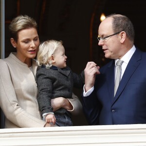 La princesse Charlene et le prince Albert II de Monaco au balcon du palais princier lors de la procession de la fête de sainte Dévote à Monaco le 27 janvier 2017. Le prince Jacques et la princesse Gabriella étaient avec eux. © Jean-Charles Vinaj/Pool restreint Monaco/Bestimage