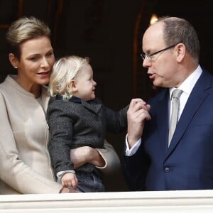 La princesse Charlene et le prince Albert II de Monaco au balcon du palais princier lors de la procession de la fête de sainte Dévote à Monaco le 27 janvier 2017. Le prince Jacques et la princesse Gabriella étaient avec eux. © Jean-Charles Vinaj/Pool restreint Monaco/Bestimage