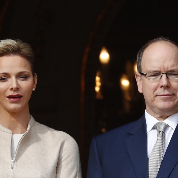 La princesse Charlene et le prince Albert II de Monaco au balcon du palais princier lors de la procession de la fête de sainte Dévote à Monaco le 27 janvier 2017. Le prince Jacques et la princesse Gabriella étaient avec eux. © Jean-Charles Vinaj/Pool restreint Monaco/Bestimage