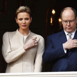 La princesse Charlene et le prince Albert II de Monaco se signent au balcon du palais princier lors de la procession de la fête de sainte Dévote à Monaco le 27 janvier 2017. Le prince Jacques et la princesse Gabriella étaient avec eux. © Jean-Charles Vinaj/Pool restreint Monaco/Bestimage