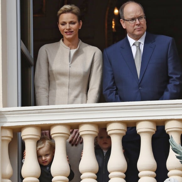 La princesse Charlene et le prince Albert II de Monaco au balcon du palais princier lors de la procession de la fête de sainte Dévote à Monaco le 27 janvier 2017. Le prince Jacques et la princesse Gabriella étaient avec eux. © Jean-Charles Vinaj/Pool restreint Monaco/Bestimage