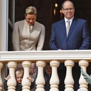 La princesse Charlene et le prince Albert II de Monaco au balcon du palais princier lors de la procession de la fête de sainte Dévote à Monaco le 27 janvier 2017. Le prince Jacques et la princesse Gabriella étaient avec eux. © Jean-Charles Vinaj/Pool restreint Monaco/Bestimage