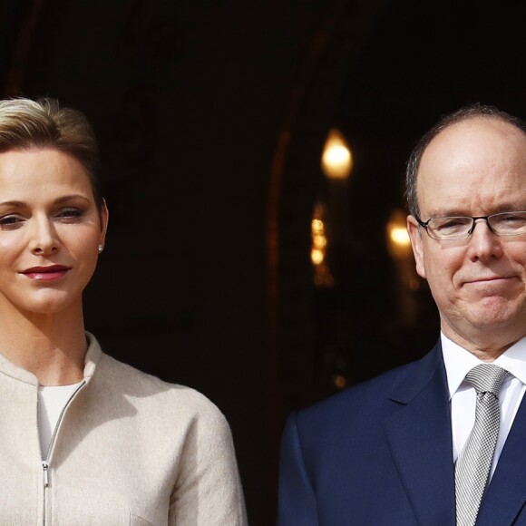 La princesse Charlene et le prince Albert II de Monaco au balcon du palais princier lors de la procession de la fête de sainte Dévote à Monaco le 27 janvier 2017. Le prince Jacques et la princesse Gabriella étaient avec eux. © Jean-Charles Vinaj/Pool restreint Monaco/Bestimage