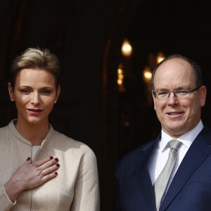 La princesse Charlene et le prince Albert II de Monaco au balcon du palais princier lors de la procession de la fête de sainte Dévote à Monaco le 27 janvier 2017. Le prince Jacques et la princesse Gabriella étaient avec eux. © Jean-Charles Vinaj/Pool restreint Monaco/Bestimage