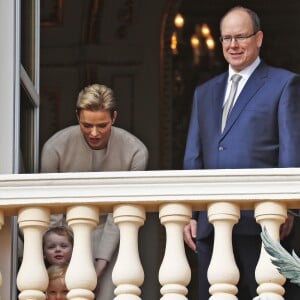 La princesse Charlene et le prince Albert II de Monaco au balcon du palais princier lors de la procession de la fête de sainte Dévote à Monaco le 27 janvier 2017. Le prince Jacques et la princesse Gabriella étaient avec eux. © Jean-Charles Vinaj/Pool restreint Monaco/Bestimage