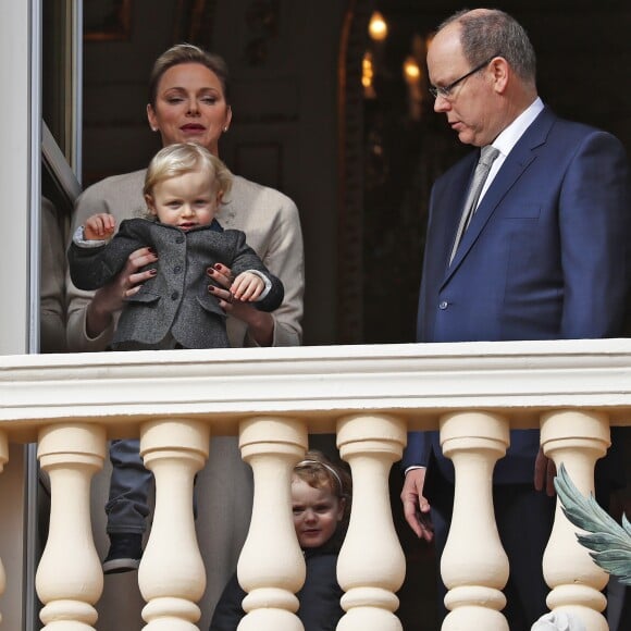 La princesse Charlene et le prince Albert II de Monaco au balcon du palais princier lors de la procession de la fête de sainte Dévote à Monaco le 27 janvier 2017. Le prince Jacques et la princesse Gabriella étaient avec eux. © Jean-Charles Vinaj/Pool restreint Monaco/Bestimage