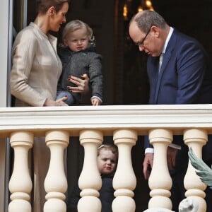 La princesse Charlene et le prince Albert II de Monaco au balcon du palais princier lors de la procession de la fête de sainte Dévote à Monaco le 27 janvier 2017. Le prince Jacques et la princesse Gabriella étaient avec eux. © Jean-Charles Vinaj/Pool restreint Monaco/Bestimage