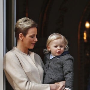 La princesse Charlene et le prince Albert II de Monaco au balcon du palais princier lors de la procession de la fête de sainte Dévote à Monaco le 27 janvier 2017. Le prince Jacques et la princesse Gabriella étaient avec eux. © Jean-Charles Vinaj/Pool restreint Monaco/Bestimage