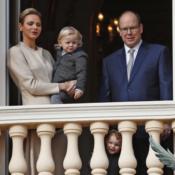 La princesse Charlene et le prince Albert II de Monaco au balcon du palais princier lors de la procession de la fête de sainte Dévote à Monaco le 27 janvier 2017. Le prince Jacques et la princesse Gabriella étaient avec eux. © Jean-Charles Vinaj/Pool restreint Monaco/Bestimage