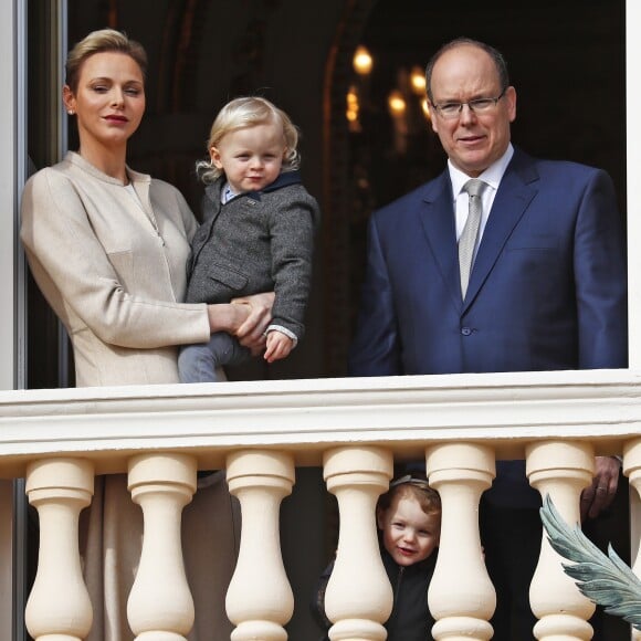 La princesse Charlene et le prince Albert II de Monaco au balcon du palais princier lors de la procession de la fête de sainte Dévote à Monaco le 27 janvier 2017. Le prince Jacques et la princesse Gabriella étaient avec eux. © Jean-Charles Vinaj/Pool restreint Monaco/Bestimage