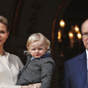 La princesse Charlene et le prince Albert II de Monaco au balcon du palais princier lors de la procession de la fête de sainte Dévote à Monaco le 27 janvier 2017. Le prince Jacques et la princesse Gabriella étaient avec eux. © Jean-Charles Vinaj/Pool restreint Monaco/Bestimage